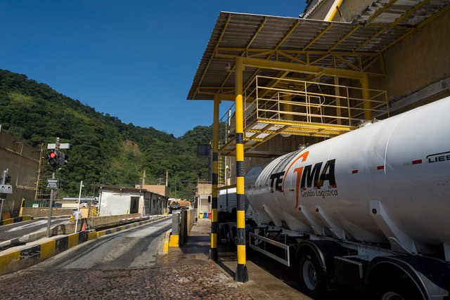 Silo de granéis da Tegma prestes a ser carregado em Cubatão